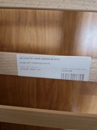 Cuna de madera blanca