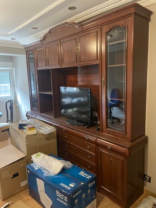 Mueble de salón de madera y cristal
