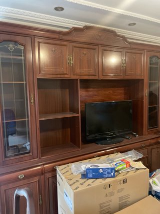 Mueble de salón de madera y cristal