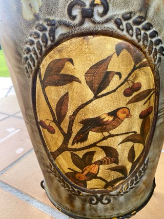 Paragüero antiguo metal decorado pájaros