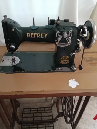 Máquina de coser Refrey antigua