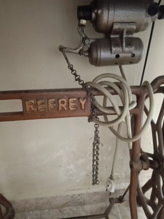 Máquina de coser Refrey antigua