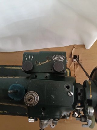 Máquina de coser Refrey antigua