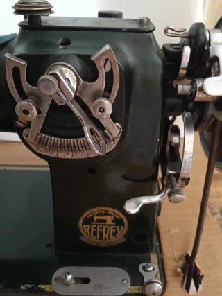 Máquina de coser Refrey antigua