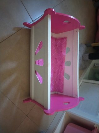 Cuna de muñeca rosa y blanca