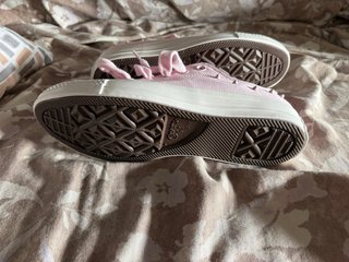 Converse rosas con tachuelas