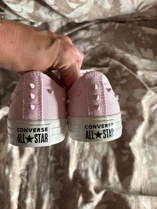 Converse rosas con tachuelas