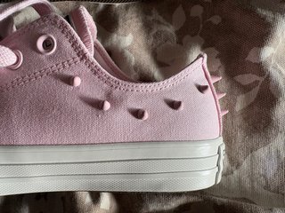 Converse rosas con tachuelas