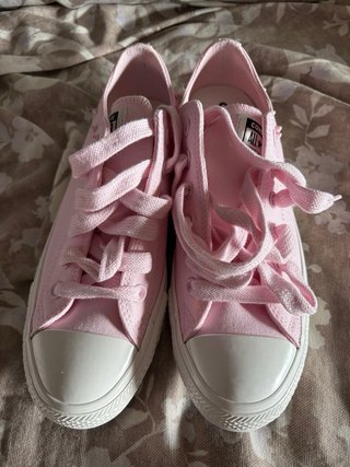 Converse rosas con tachuelas