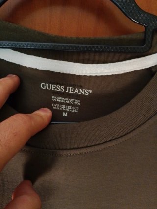 Camiseta Guess Verde Talla M  Es oversize grande