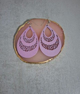 Pendientes de madera morados con diseño
