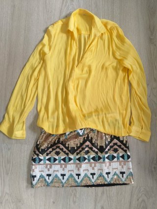 Falda mini lentejuelas y blusa amarilla