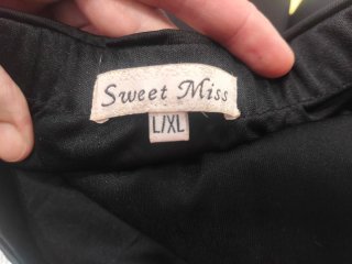 Falda mini lentejuelas y blusa amarilla