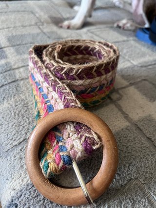 Cinturón trenzado de yute con hebilla de madera