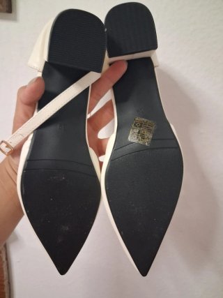 Zapatos blancos de tacón bajo