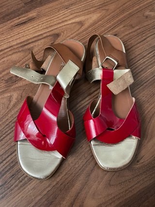 Sandalias Tacon Bajo Rojo y Dorado