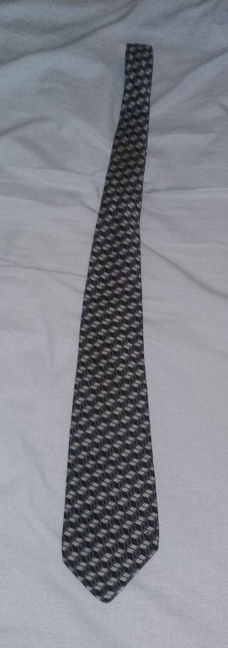 Traje gris oscuro,polo negro y corbata