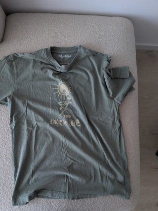 Camiseta Pull&Bear verde S equivale a una M