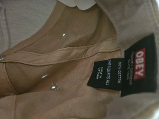 Gorra Obey beige con parche