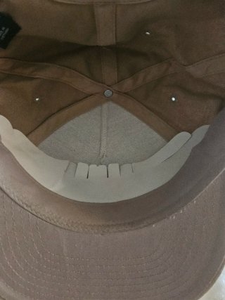 Gorra Obey beige con parche