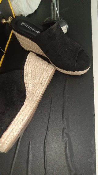 Sandalias de cuña negras y beige