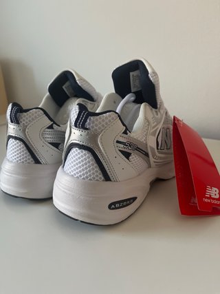 Zapatillas New Balance 530 Plata y Blanco