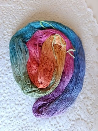 Filo arcobaleno cotone per ricamo 50gr, N 027