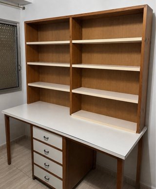 Escritorio con estantería de madera