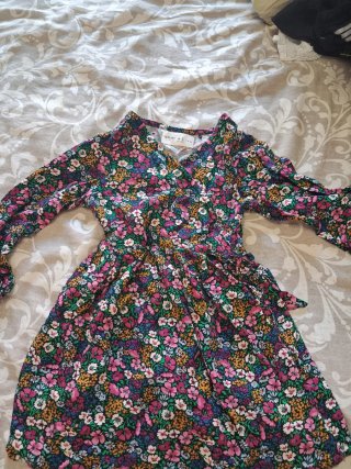 Vestido naranja y floral
