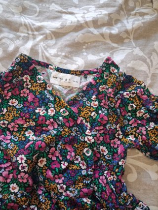 Vestido naranja y floral