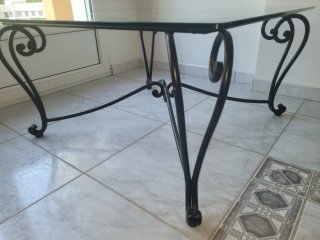 Mesa centro hierro forjado y cristal.