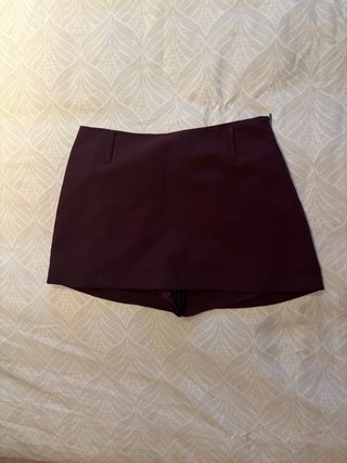 Falda pantalón mini burdeos Stradivarius