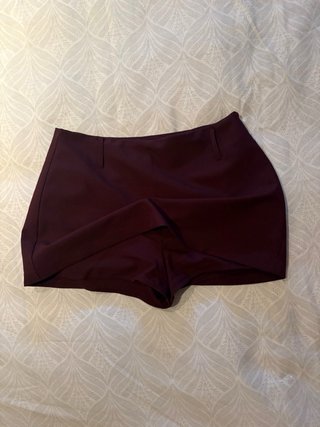 Falda pantalón mini burdeos Stradivarius