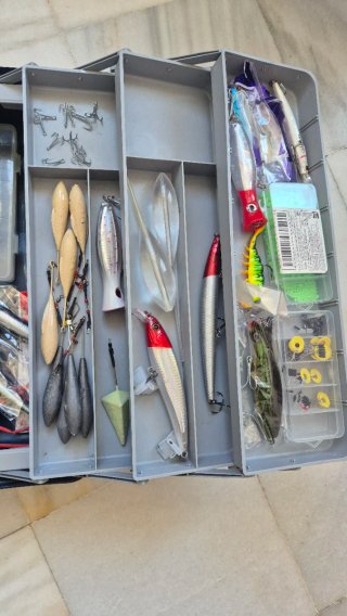 Caja de pesca con señuelos y accesorios