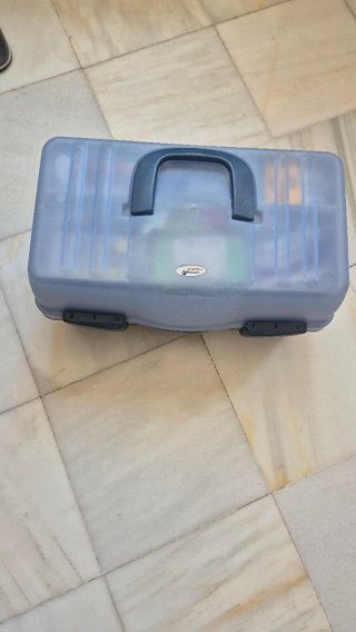 Caja de pesca con señuelos y accesorios
