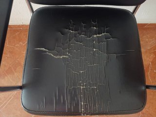 Sillón de escritorio negro con ruedas
