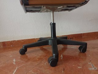 Sillón de escritorio negro con ruedas