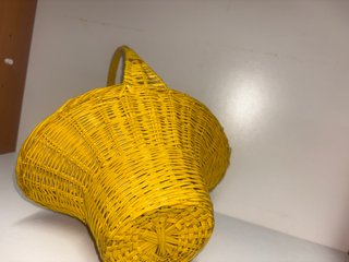 Cestino vintage in vimini giallo