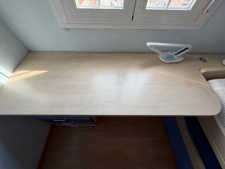 Dormitorio juvenil con escritorio y estanterías.