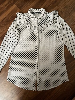 Camisa blanca fina con topos manga larga
