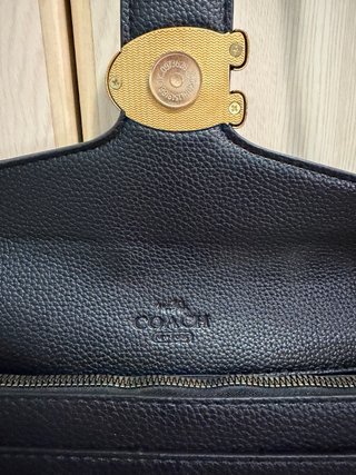 Bolso bandolera negro con detalle C dorado