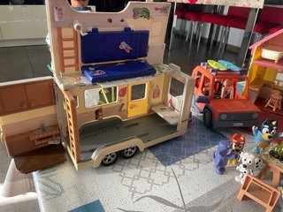 Lote casa Bluey con muñecos,coche y caravana