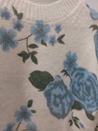 Jersey de punto con flores azules