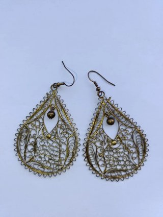 Pendientes largos dorados