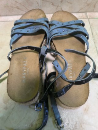 Sandalias de piel con tachuelas
