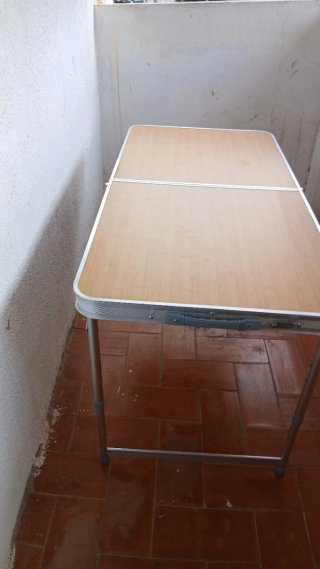 Tavolo pieghevole in legno e metallo