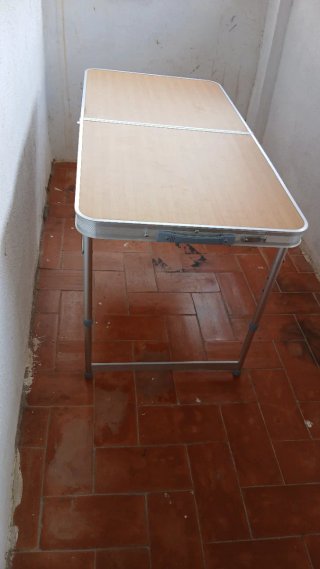 Tavolo pieghevole in legno e metallo