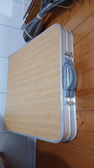Tavolo pieghevole in legno e metallo