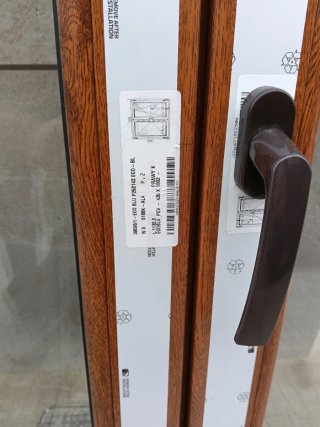 Ventana PVC imitación madera con persiana enrollab