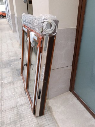 Ventana PVC imitación madera con persiana enrollab